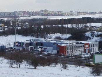 Vzdálený pohled na komplex v zimě